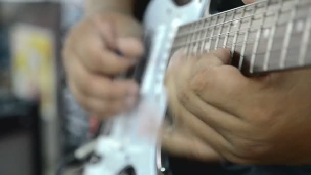 Gros plan mains jouant solo de guitare électrique avec technique de sélection de vitesse — Video