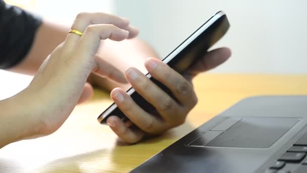 Mujer mano usando el teléfono inteligente — Vídeos de Stock