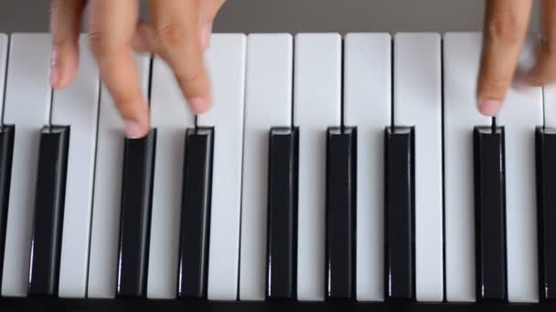 Zblízka střílel mělké hloubce pole rukou žena hrající piano klávesnici stiskněte na černé a bílé klávesy — Stock video