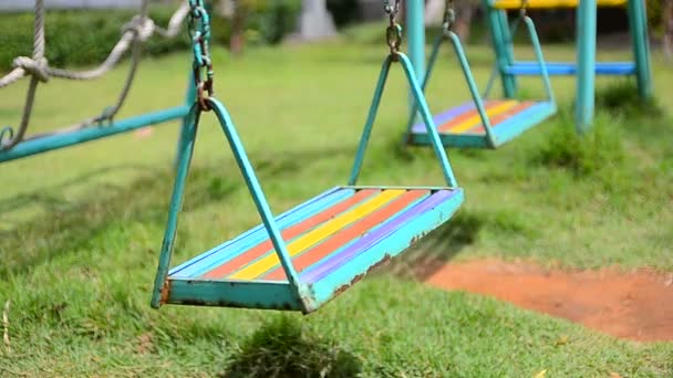 Nahaufnahme des alten Farbschaukels auf dem Spielplatz geringe Schärfentiefe — Stockvideo