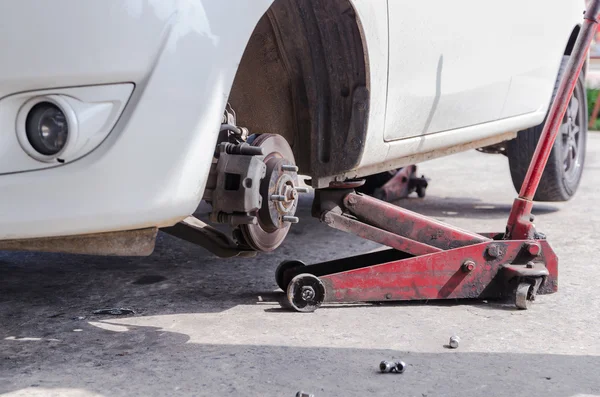 Primo piano colpo di vecchio jack auto rossa e rimosso ruota selettiva fo — Foto Stock