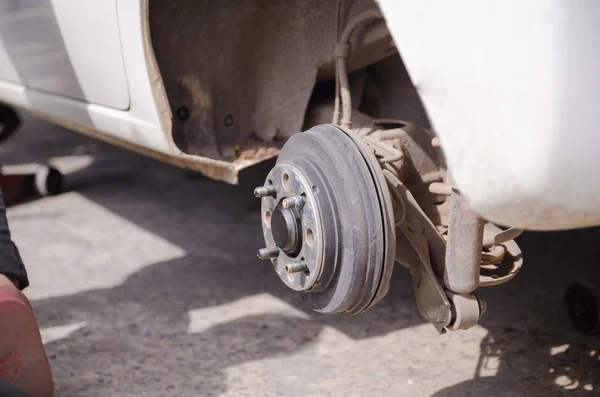 Primo piano colpo l'asse della ruota del veicolo auto è stato rimosso sele — Foto Stock