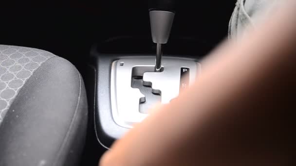 Main de l'homme utilisant la transmission automatique sur la voiture — Video