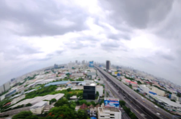 Bulanık bulut yağmur yasağı ile odak cityscape havadan görünümü dışında — Stok fotoğraf