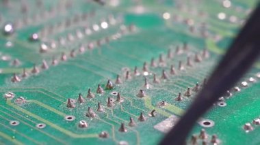 Bir devre kartı ile bir havya lehimleme atış yukarıya kapatmak