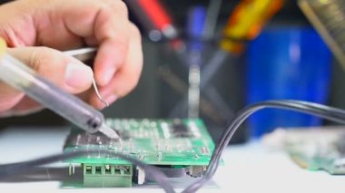 Bir devre kartı ile bir havya lehimleme atış yukarıya kapatmak