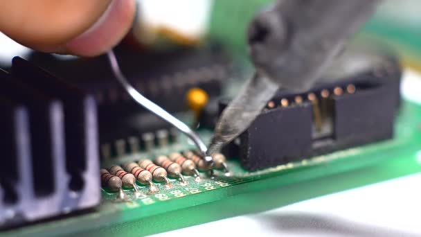 Primer plano soldando una placa de circuito con un soldador — Vídeo de stock