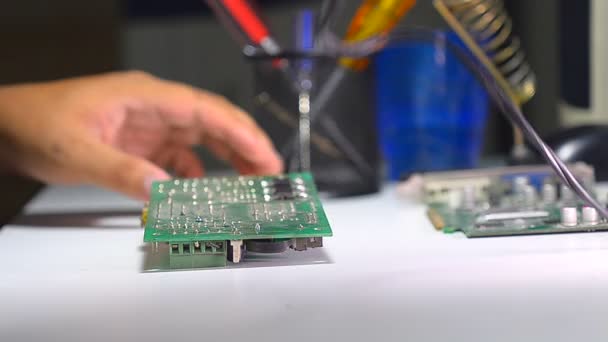Close-up shot solderen een printplaat met een soldeerbout — Stockvideo