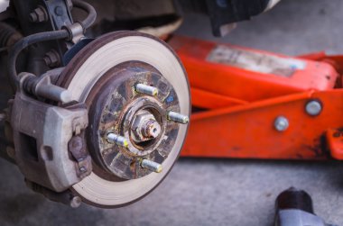 Tekerlek çıkardıktan sonra araba disk ara