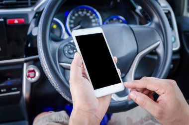 Yakın çekim elleri boş ekran akıllı telefon kullanan adam