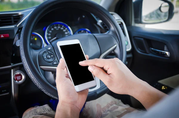 Fechar as mãos tiro de homem usando telefone inteligente tela em branco no — Fotografia de Stock