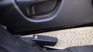 El adam itme araba arka kapı açmak için