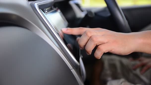 Fechar a mão tiro de homem usando monitor de tela sensível ao toque no carro — Vídeo de Stock