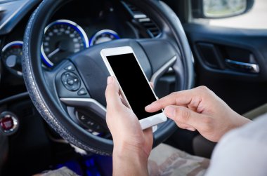 Yakın çekim elleri boş ekran akıllı telefon kullanan adam