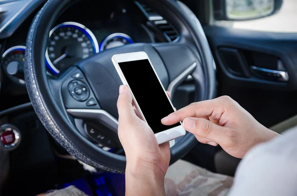 Primer plano de las manos del hombre utilizando la pantalla en blanco del teléfono inteligente en el —  Fotos de Stock