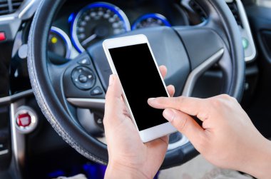 Yakın çekim elleri boş ekran akıllı telefon kullanan adam