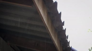 Kırsal bölgedeki eski çatıdan yağmur yağıyor. 