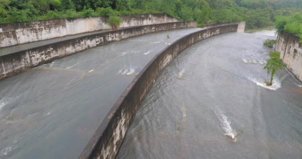 Άφθονο Νερό Πέφτει Από Φράγμα Ταμιευτήρα Σκυροδέματος Διαρροή Πλημμύρα Υπερχείλιση — Αρχείο Βίντεο