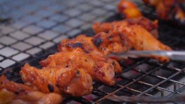 Yakın çekim, ızgarada tavuk ızgarası, doğal karbon kömür ve duman.