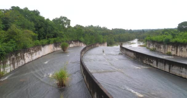 Abundância Água Caindo Derrame Barragem Reservatório Concreto Inundação Transbordante Local — Vídeo de Stock