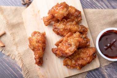 Sıcak ve baharatlı Kore barbeküsü ahşap masa üzerinde kızarmış tavuk yemek ve lezzetli için hazırlanıyor.