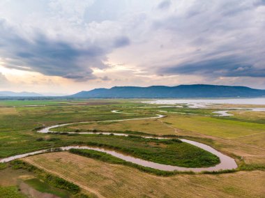 Nehir ve havzanın doğal bir dağa karşı manzaralı manzarası, Drone gürültülü ve tahıl işlenmiş tropikal araziyi vurdu.