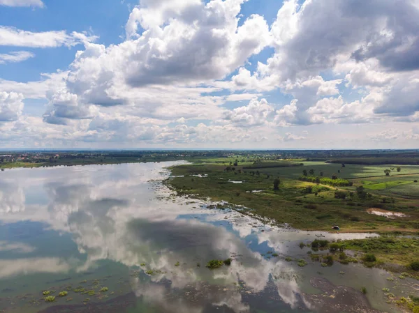 ドローンは 川の貯水池ダムや森林の風光明媚な風景を撮影 — ストック写真