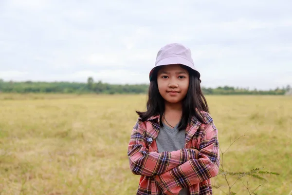 Menina Asiática Levanta Com Confiança Com Braços Cruzados Campo Fazenda — Fotografia de Stock