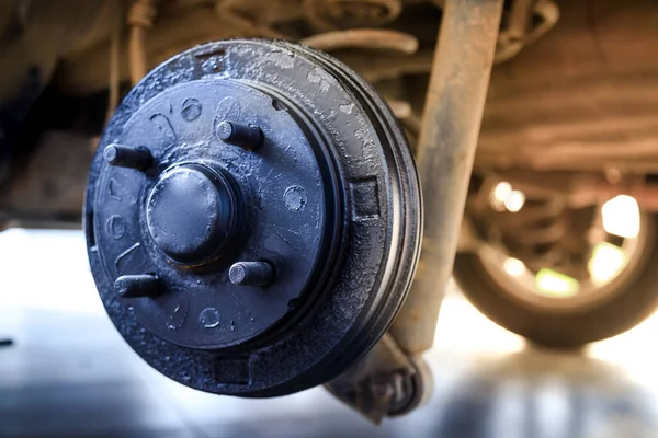 Een Achternaaf Van Auto Het Verwijderen Van Een Band Wiel — Stockfoto