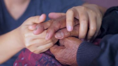 Drone, Fütürist İHA ile hava görüntüleme manzarası çekti. Ekran arayüzü başı yukarı