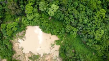 Drone, Fütürist İHA ile hava görüntüleme manzarası çekti. Ekran arayüzü başı yukarı