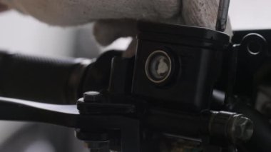 Drone, Fütürist İHA ile hava görüntüleme manzarası çekti. Ekran arayüzü başı yukarı