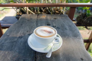 Kahve fincanı ahşap masada.