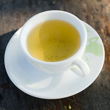 çay fincanı ahşap masada.