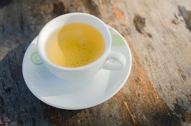 çay fincanı ahşap masada.