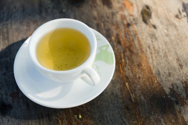 çay fincanı ahşap masada.