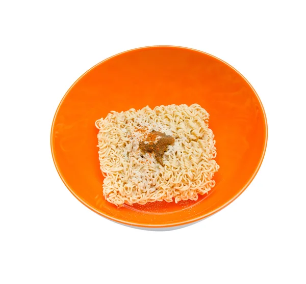 Fideos instantáneos secos en un tazón naranja sobre el fondo blanco —  Fotos de Stock