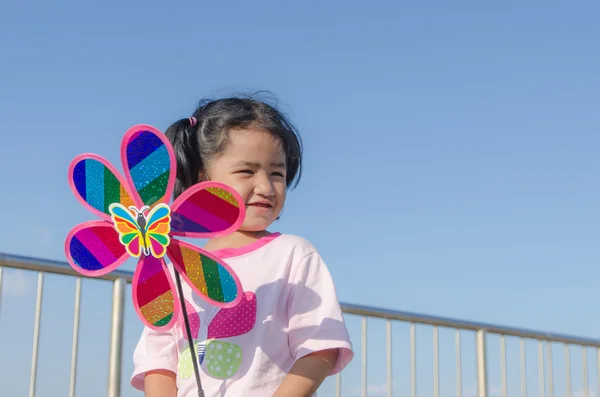 Asiático menina com turbina eólica brinquedo em mãos — Fotografia de Stock