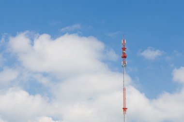 Açık tele iletişim kırmızı ve beyaz kule mavi gökyüzü ve clou