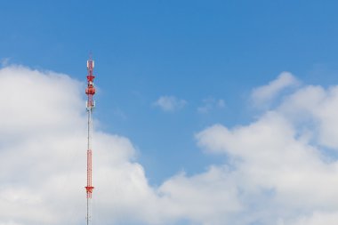 Açık tele iletişim kırmızı ve beyaz kule mavi gökyüzü ve clou