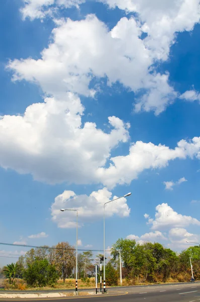 La route avec nuage et ciel bleu — Photo