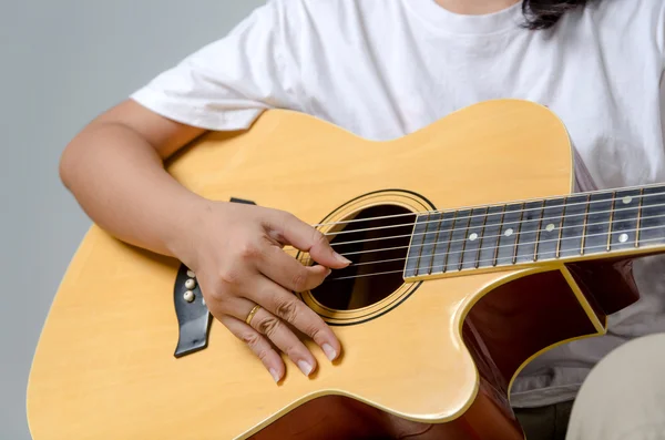 Mano femenina tocando música por guitarra acústica - Primer plano de disparo y — Foto de Stock