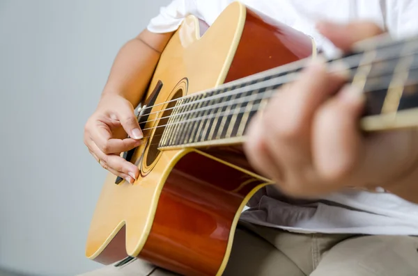 Female hand playing music by acoustic guitar — Stock Photo, Image