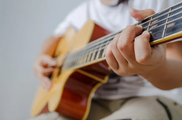 Main féminine jouant de la musique par guitare acoustique - Gros plan et — Photo