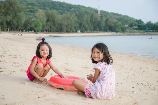 Happy smile asian kids girl - Thai child playing sand on the bea — Stock Photo, Image