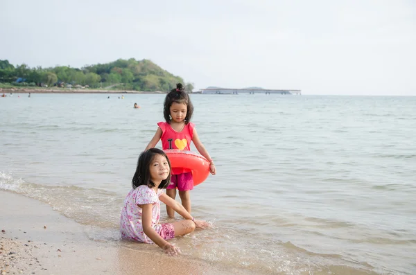 Thai girl playing on the beach - Summer vacation — стоковое фото