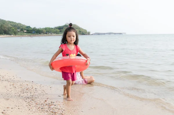 亚洲孩子泰国女孩玩沙滩-暑假 — 图库照片