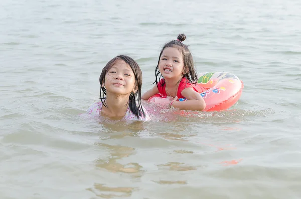 两个亚洲泰国孩子女孩游泳在大海 — — 暑假 th — 图库照片