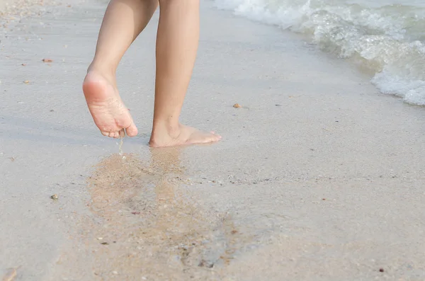 Woman feet on the beach with natural evening light — Stock Photo, Image