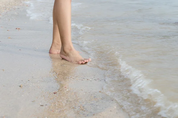 女人脚在沙滩上与天然暮光 — 图库照片